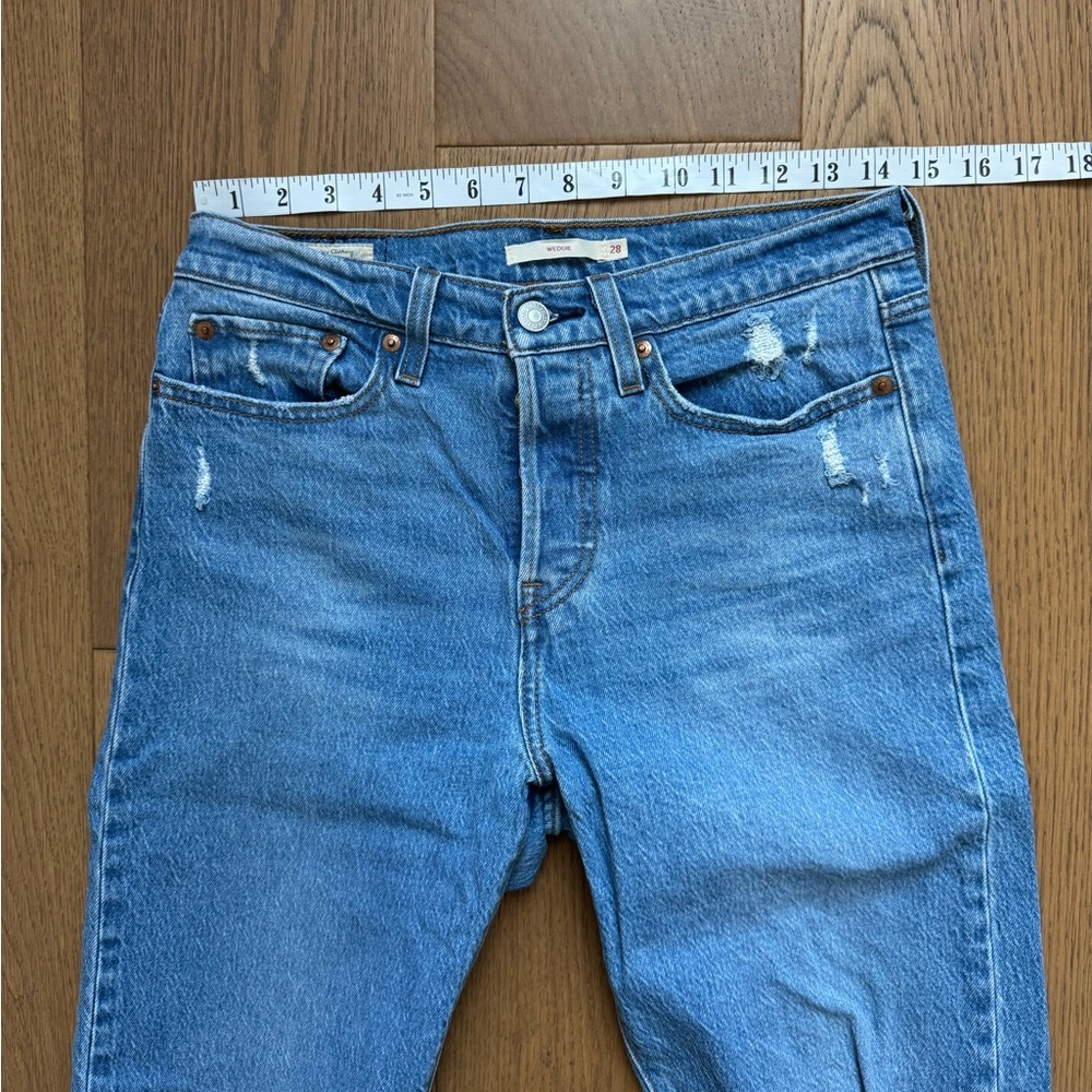 Levi's Wedgie Icon Denim Taper Jeans - Size 28 - EUC - Light Distressed Wash - Picture 6 of 8